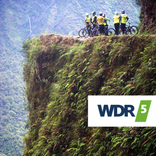 Eine Gruppe Fahrradfahrer steht in Bolivien an einem steilen Abhang 